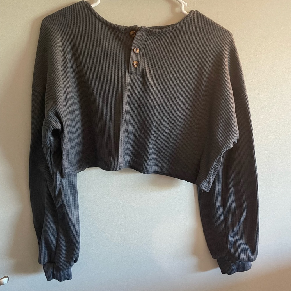 super cute and basic grey long sleeve button up cropped top